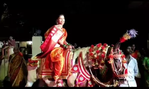 आलिया गावात अजब वरात... नवरदेवाला न्यायला नवरी दारात आलिया गावात अजब वरात... नवरदेवाला न्यायला नवरी दारात