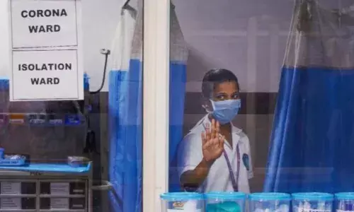 ‘माझ्या दिड वर्षाच्या मुलीला मी स्पर्शही करु शकत नाही’ ‘माझ्या दिड वर्षाच्या मुलीला मी स्पर्शही करु शकत नाही’