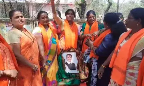 फडणवीसांना शिवसैनिक महिलांचा अनोखा आहेर!