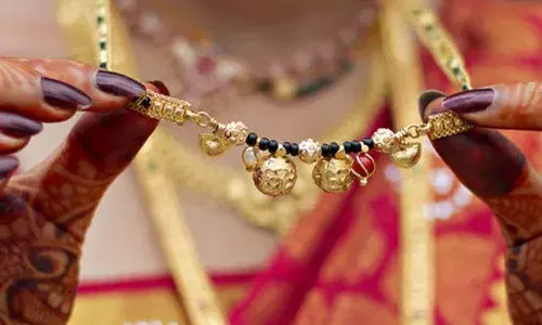 मंगळसूत्र फक्त बाईनेच घालायच? मंगळसूत्र फक्त बाईनेच घालायच?