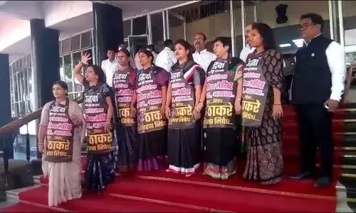 सभागृहात महिला आमदार आक्रमक; विधानसभा दिवसभरासाठी तहकूब