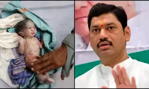 रेल्वे ट्रॅकवर सोडलेल्या नकोशीला धनंजय मुंडेंनी घेतलं दत्तक