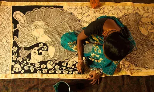 अस्सल भारतीय कलमकारी अन् नारी... घेई भरारी! अस्सल भारतीय कलमकारी अन् नारी... घेई भरारी!