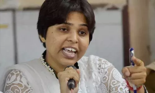 तृप्ती देसाई गिरीश महाजनांवर भडकल्या