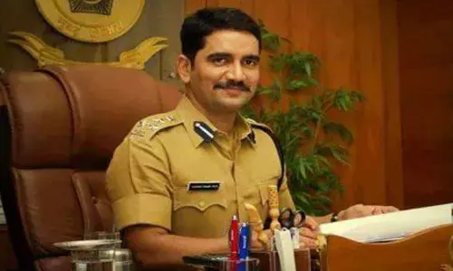 मित्र भेटले की पद कोणतेही असो ते विसरून आनंद घेता येतो