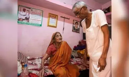 बोले तैसा चाले, त्याची वंदावी पाऊले! बोले तैसा चाले, त्याची वंदावी पाऊले!