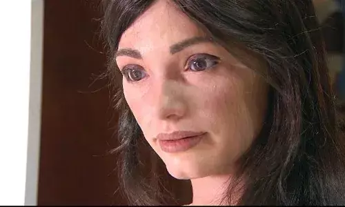 जगातील पहिल्या मानवी रॉबोटची कलाकारी...