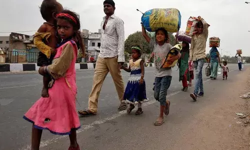 कोरोनामुळं जीवघेणी पायपीट...