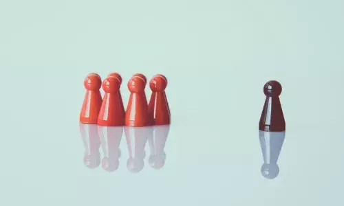 काळ्या-गोऱ्या रंगात अडकून बसलेली समाजाची मानसिकता... काळ्या-गोऱ्या रंगात अडकून बसलेली समाजाची मानसिकता...