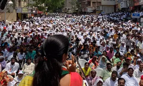 आम्ही सत्तेत आल्यावर शेतकऱ्यांना सरसकट कर्जमाफी देऊ- सुप्रिया सुळे आम्ही सत्तेत आल्यावर शेतकऱ्यांना सरसकट कर्जमाफी देऊ- सुप्रिया सुळे