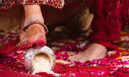 नाव घेणं, एक पांचट मध्यमवर्गीय प्रकार!