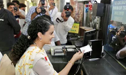 कंगनावर आली स्टेशनवर तिकीटं विकण्याची वेळ