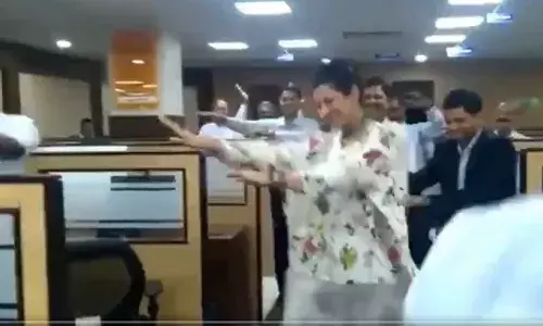 चक्क या महिला सीईओने केला कर्मचाऱ्यांसोबत डान्स...