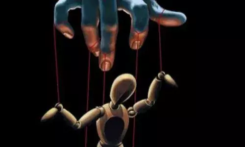 स्वावलंबी महिलेची नकळत झालेली बाहुली