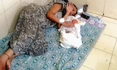 नागपुरात झोपलेलं सरकारी रुग्णालय, गर्भवती महिलेला करावी लागली स्वतःची प्रसूती नागपुरात झोपलेलं सरकारी रुग्णालय, गर्भवती महिलेला करावी लागली स्वतःची प्रसूती