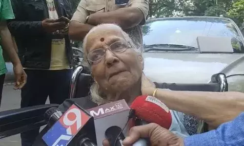 व्हील चेअरवर मतदानासाठी आलेली प्रेरणादायी आजी