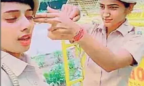 पोलीस कर्मचाऱ्यांना ऑन ड्युटी टिक टॉक पडलं महागात