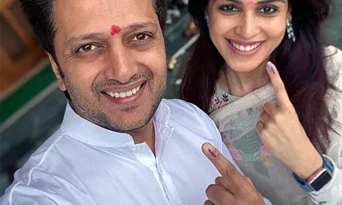 बॉलीवूडमध्ये नावजलेल्या या जोडप्यानं बजावला मतदानाचा हक्क