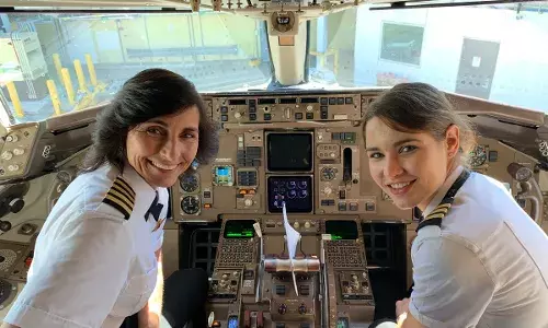 त्या दोघींचा फोटो झाला जगभर व्हायरल