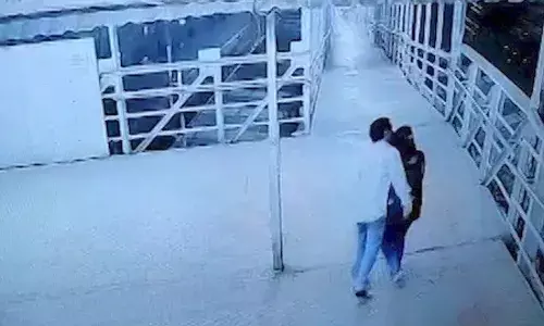 मुंबईत माटुंगा स्थानकावर किळसवाणा प्रकार, तरुणीचा विनयभंग