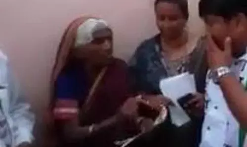 कोण म्हणतं महिलांना राजकारणातल कळत नाही या आजीकडे बघा...