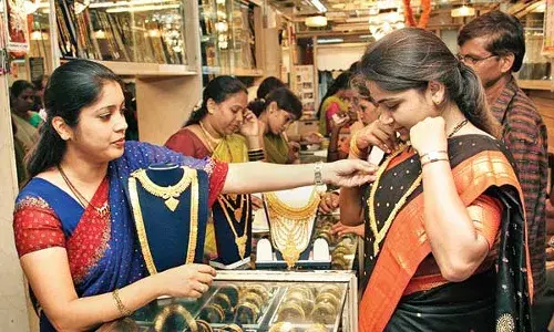 Gold Rate Today: सोन्याची घसरण थांबली, पण खरेदी करताना सावधान Gold Rate Today: सोन्याची घसरण थांबली, पण खरेदी करताना सावधान