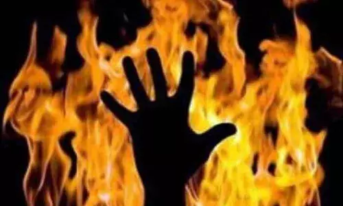 संतापजनक : भर चौकात तरुणीला जाळलं, महाराष्ट्रात कायद्याचं राज्य आहे का?