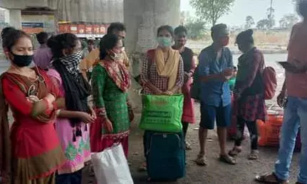 9 युवतीची तिरपुर,तमिलनाडु मधून गावी जाण्यास तारेवरची कसरत