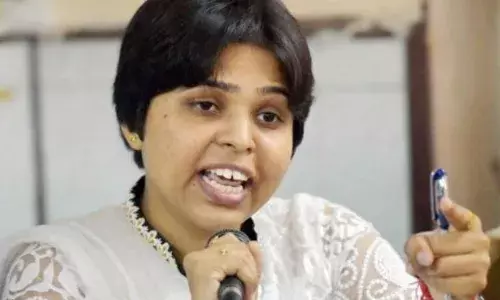 चारित्र्याच्या संशयावरून महिलेचं मुंडन, तृप्ती देसाई आक्रमक