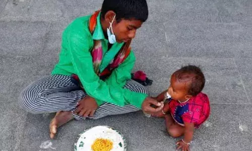 ‘तो’ २५ हजारांचा बोनस आणि लॉकडाऊनचा खाऊ ‘तो’ २५ हजारांचा बोनस आणि लॉकडाऊनचा खाऊ