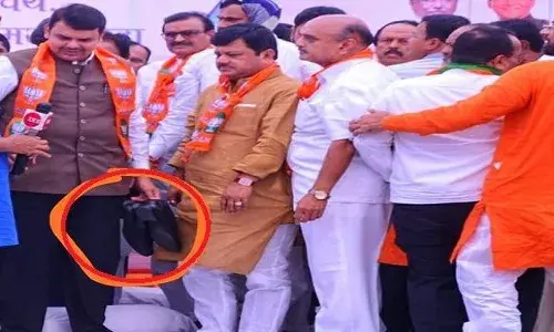 पंकजा मुंडेंच्या व्यासपीठावर देवेंद्र फडणवीसांच्या हाती बूट, रुपाली चाकणकर म्हणतात...