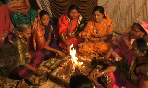 खामगावात महिला जोडीचे अनोखे सिमोलंघन