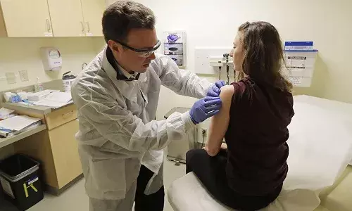 कोरोना प्रतिबंधक लसीची जगातील पहिली चाचणी एका महिला शास्त्रज्ञावर कोरोना प्रतिबंधक लसीची जगातील पहिली चाचणी एका महिला शास्त्रज्ञावर