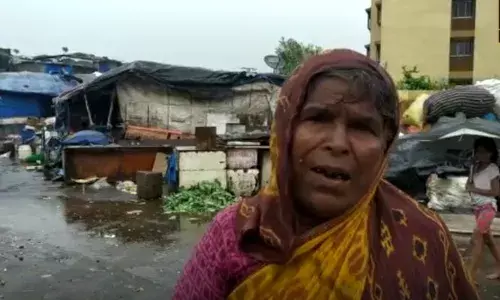 निसर्ग चक्रीवादळ मुंबईत दाखल, स्थलांतरीत कुटुंबं मुलाबाळांसह वाऱ्यावर निसर्ग चक्रीवादळ मुंबईत दाखल, स्थलांतरीत कुटुंबं मुलाबाळांसह वाऱ्यावर