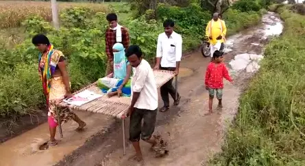 ग्रामीण भागात रस्त्यांची दुरावस्था, आरोग्य यंत्रणा खाटेवर