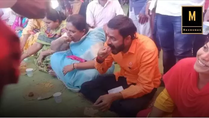 बुफेच्या जमान्यात मंत्री यशोमती ठाकूर यांनी घेतला पंगतीचा आस्वाद...