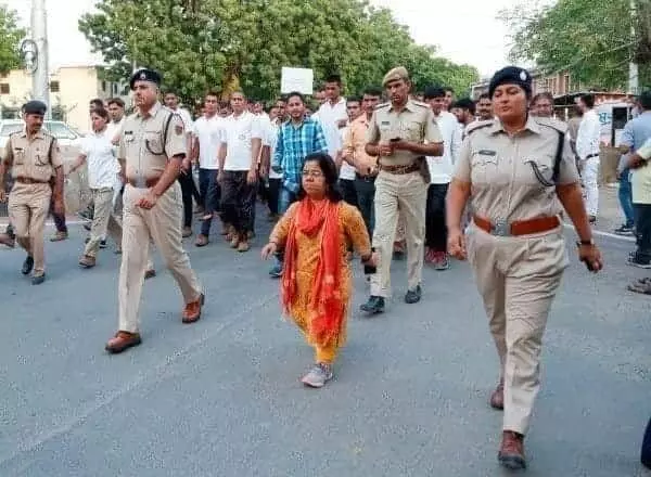 तीन फूट लंबी कलेक्टर साहिबा...