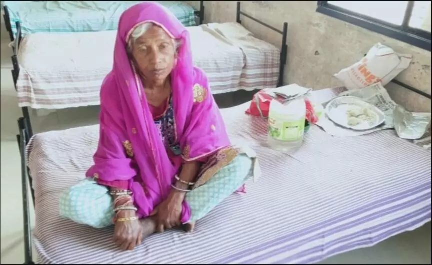 Lock Down: ‘खाकी वर्दीतली माणुसकी’, वाट चुकलेल्या वयस्क महिलेला मिळाला निवारा