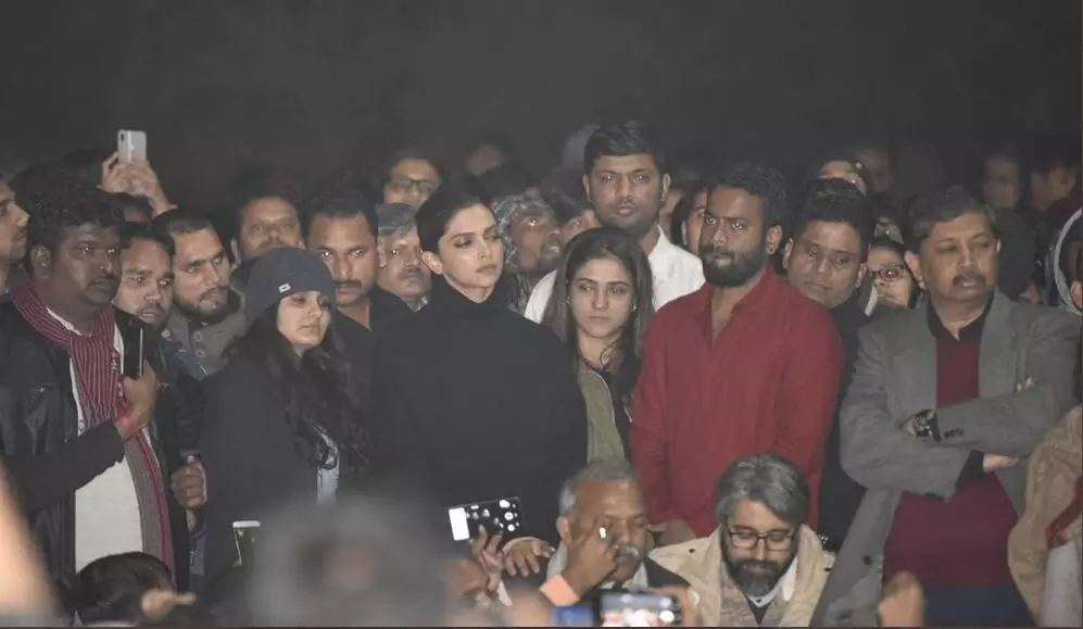 विद्यार्थ्यांना पाठिंबा देण्यासाठी दीपिका पदुकोण जेएनयूमध्ये