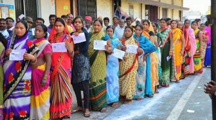 2019loksabahaelection -तिसऱ्या टप्प्यातील मतदानाला महिलांची मांदियाळी