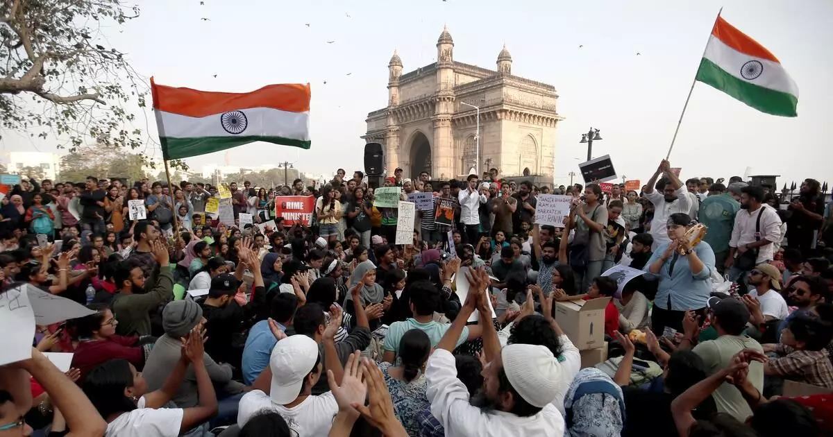 गेट वेवरून आंदोलक आझाद मैदानात