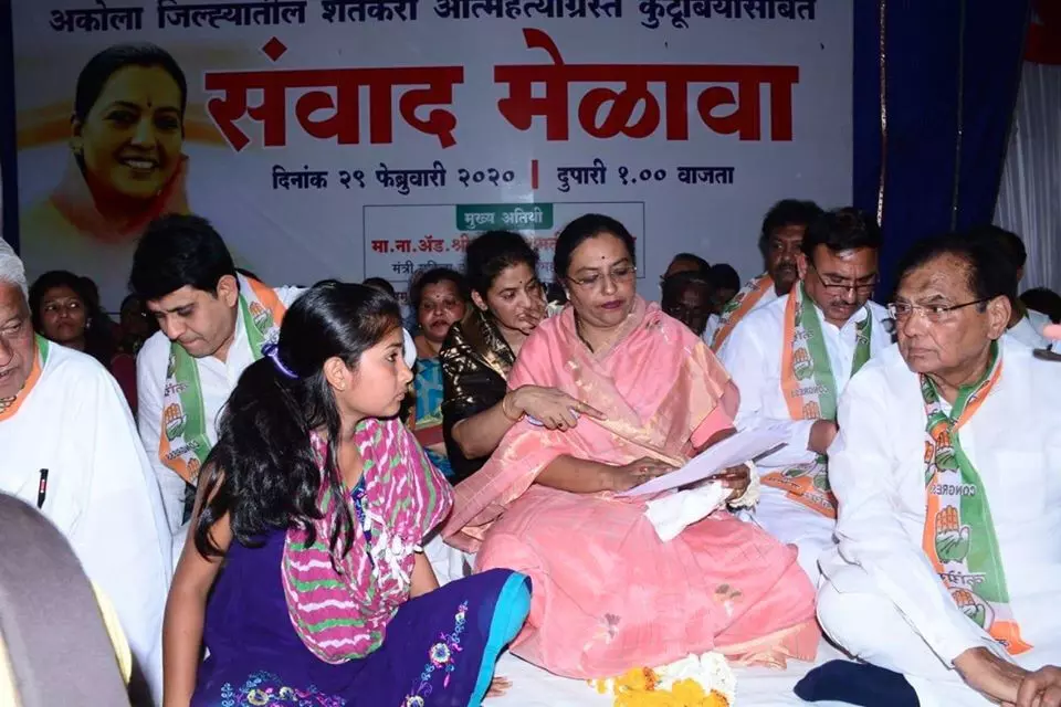 आई वडिलाचं छत्र गमावलेल्या दोन बहिणींच्या शिक्षणाचा भार उचलणार : यशोमती ठाकूर
