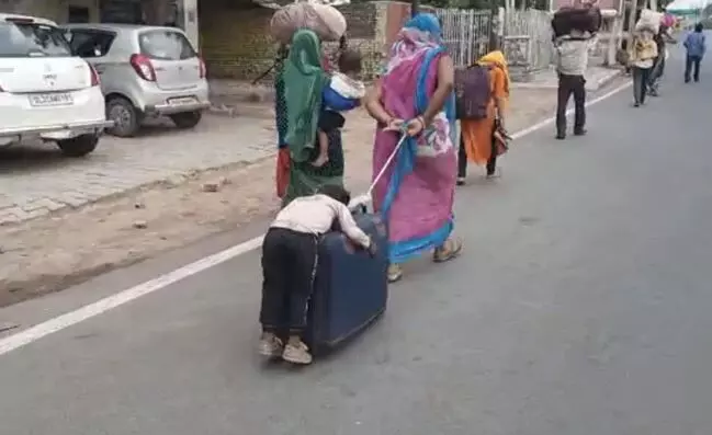 बाळाला बॅगवर झोपवून प्रवास करणाऱ्या आईकडे बघून सरकारला जाग येईल का?