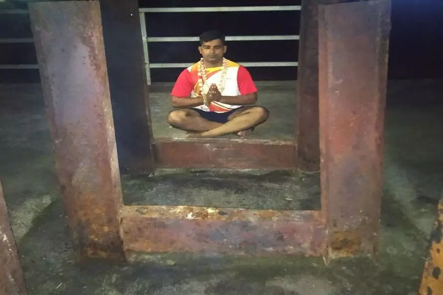 पुण्यात भोंदुबाबाची धक्कादायक करणी, महिलांच्या नग्न शरीरावर चोळायचा लिंबू  