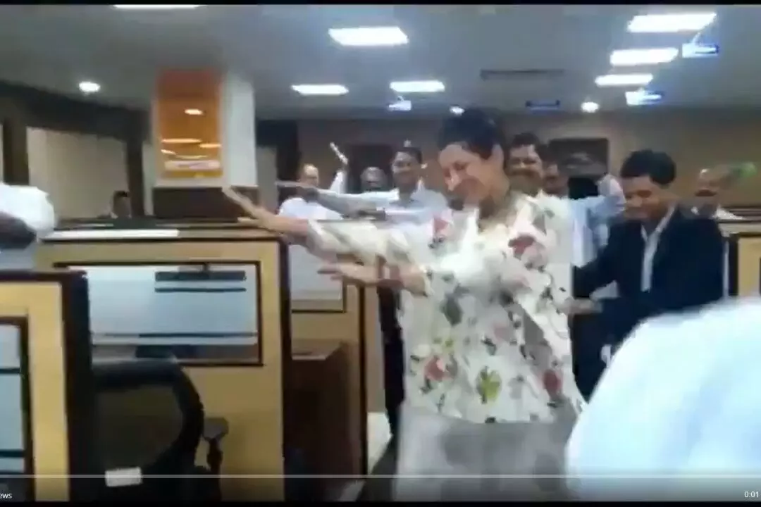 चक्क या महिला सीईओने केला कर्मचाऱ्यांसोबत डान्स...