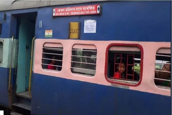 महिलांसाठी रेल्वेत पिंक कलरचा आरक्षित डब्बा
