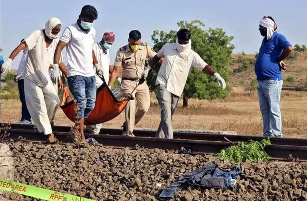 ज्या ट्रेनसाठी मजूर ट्रॅकवर चालत होते, त्याच ट्रेनने मृतदेह घरी पोहचवले