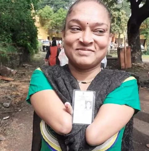 दोन्ही हात नसतानाही ‘या’ महिलेनं बजावला मतदानाचा हक्क