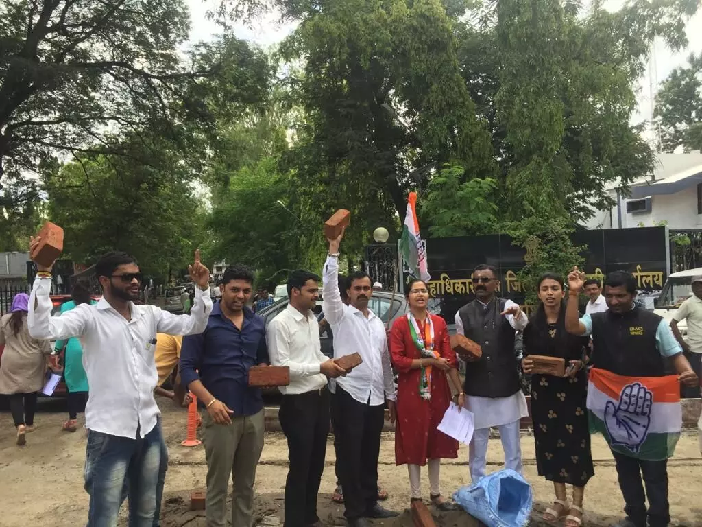 तिवरे धरणप्रकरणी गिरीष महाजनांनी राजीनामा द्यावा - कल्याणी रांगोळे