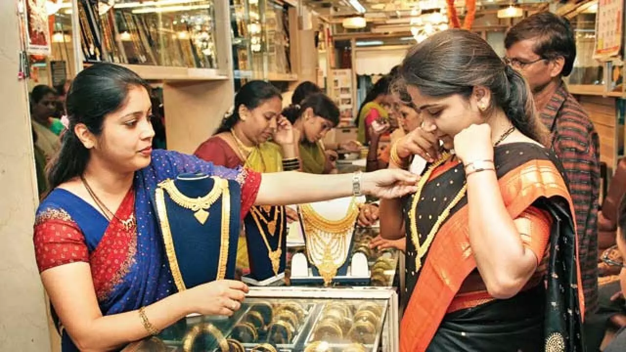 Gold Rate Today: सोन्याची घसरण थांबली, पण खरेदी करताना सावधान